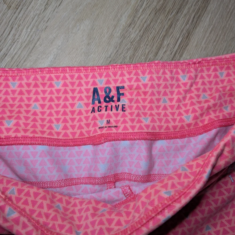 Pink Patterned Capri Leggings - Picture 2 of 5